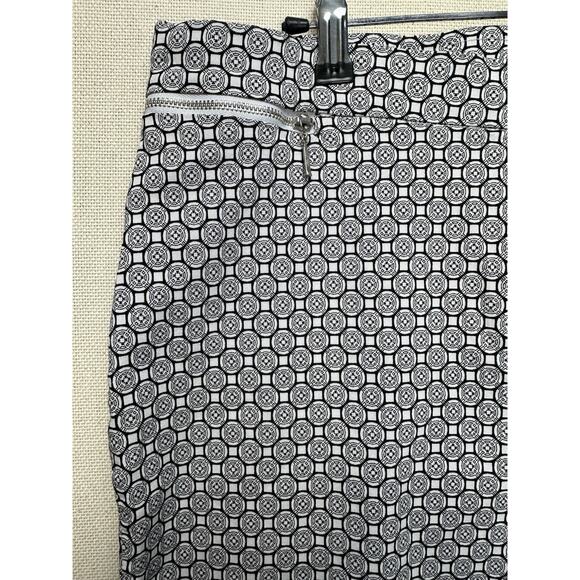 ROZ & ALI BLACK WHITE CAPRI STRETCH PANTS SIZE 16 W/ Zip Front Pockets - Picture 3 of 14